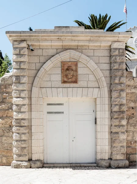 La puerta del monasterio franciscano cerca de la Puerta de Sión en la ciudad vieja de Jerusalén, Israel — Foto de Stock
