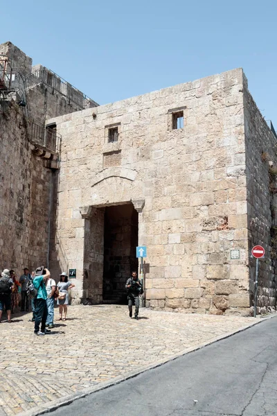관광객이 방문 하 고 온 게이트 예루살렘, 이스라엘의 오래 된 도시에서 촬영 — 스톡 사진