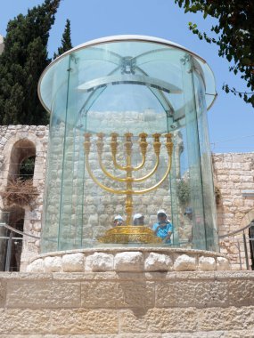 Turistler görüntülemek ve gübre kapıları eski şehir Kudüs İsrail'in yanında ulusal ve dini Yahudi amblemi Menorah - altın 7 namlulu lamba - fotoğraf