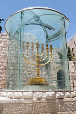 Menorah - altın 7 namlulu lamba - eski şehir Kudüs, İsrail için gübre kapıları yanında ulusal ve dini Yahudi amblemi