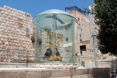 Turistler Menorah - altın 7 namlulu lamba - ulusal ve dini Yahudi amblemi gübre kapıları yanında eski şehir Kudüs, İsrail'göster