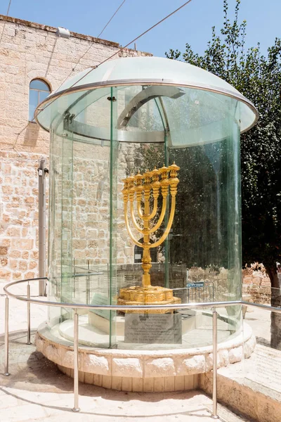 The Menorah - the golden seven-barrel lamp - the national and religious Jewish emblem near the Dung Gates in the Old City of Jerusalem, Israel — Stock Photo, Image