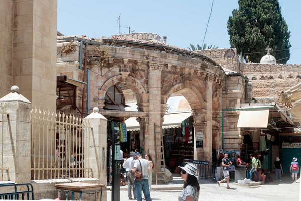 Выход на рынок Suq Aftimos на улице Муристан в
