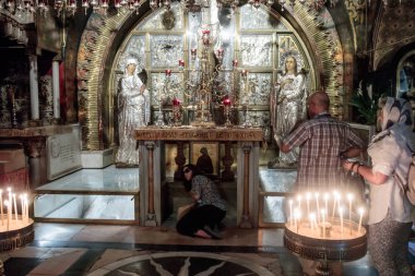 Kudüs İsrail'in Kutsal Kabir Kilisesi iç parçası. Mümin dokunuşlar Golgota.