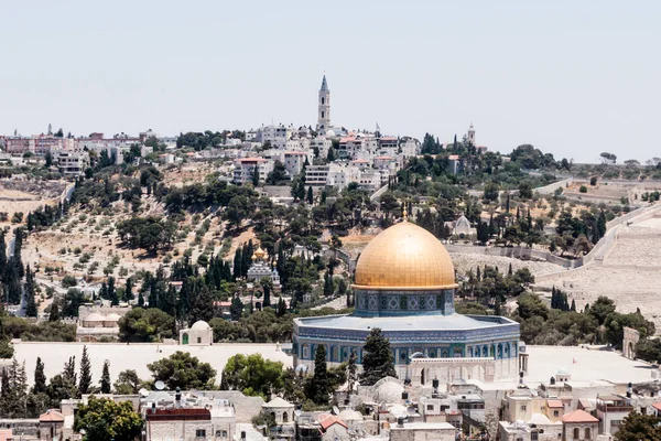 Вид на Храмовую гору и Иерусалим с угловой башни Евангелическо-лютеранской церкви Искупителя в старом городе Иерусалиме, Израиль . — стоковое фото