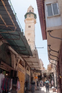 Kudüs, İsrail eski şehri VIA dolorosa caddede aşağı turist yürümek.