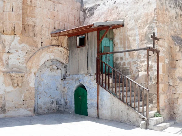 Pasos a la extensión en el patio de la Cúpula en el monasterio etíope cerca de la Iglesia del Santo Sepulcro en la ciudad vieja de Jerusalén, Israel . — Foto de Stock