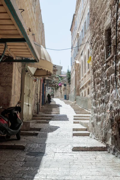 Kudüs, İsrail'in eski şehrin sessiz sokakları. Via Delorosa şirketten duvarına arması