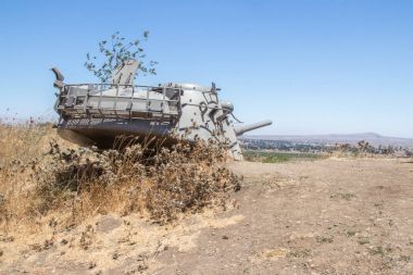1973 Yom Kippur Savaşı Golan Tepeleri üzerinde anıt. Suriye yönünü toprağa içine kazdık İsrail tankı yıkılan kule.