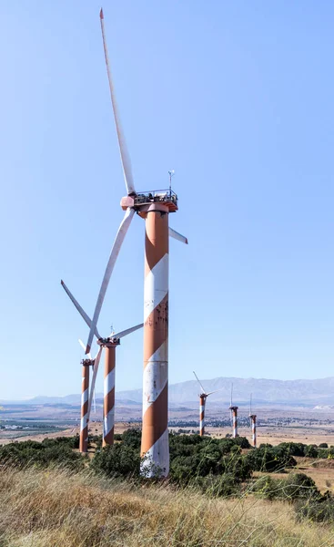 Turbinas eólicas en un cielo azul claro, en los Altos del Golán, cerca de la frontera con Siria, Israel — Foto de Stock