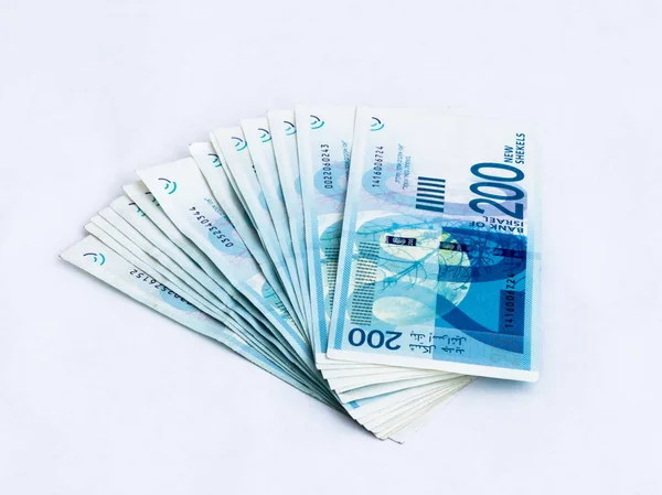 Kilka nowych banknotów warte 200 Nowy szekel izraelski na białym — Zdjęcie stockowe