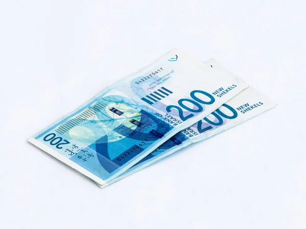 Zwei neue Banknoten im Wert von 200 israelischen Schekel auf weißem Rücken — Stockfoto