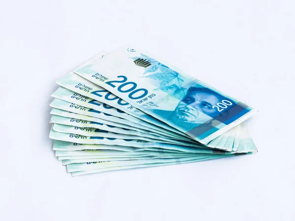 Kilka nowych banknotów warte 200 Nowy szekel izraelski na białym — Zdjęcie stockowe