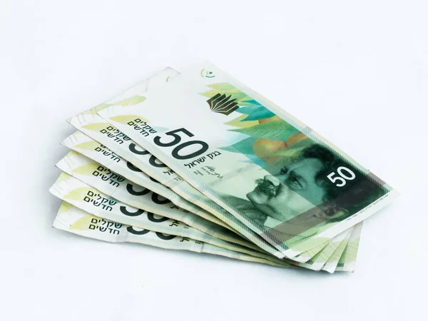 Várias notas novas no valor de 50 shekels novos israelenses em um b branco — Fotografia de Stock