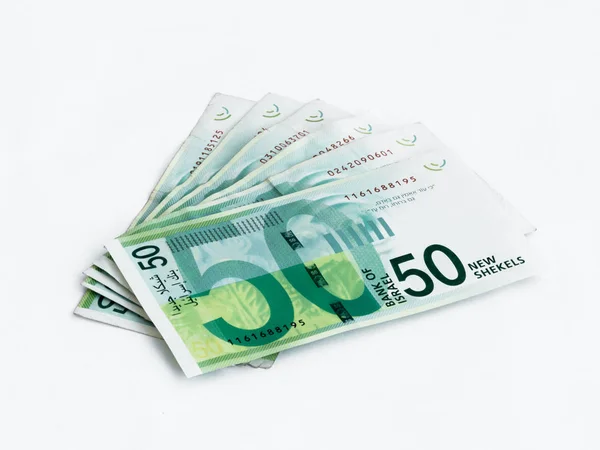 Mehrere neue Banknoten im Wert von 50 israelischen Schekel auf weißem B — Stockfoto