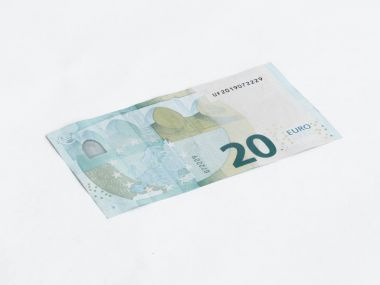Beyaz bir arka plan üzerinde izole 20 Euro değerinde bir banknot
