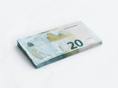 Banknotların üzerinde beyaz bir arka plan izole 20 Euro değerinde yığını