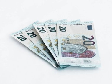 Banknotların üzerinde beyaz bir arka plan izole 20 Euro değerinde yığını