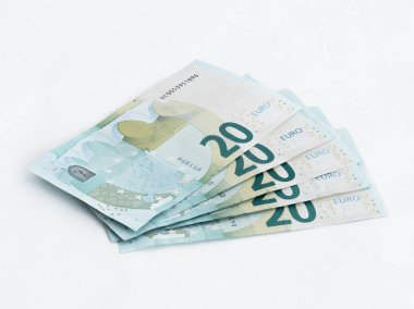 Banknotların üzerinde beyaz bir arka plan izole 20 Euro değerinde yığını