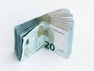 Banknotların üzerinde beyaz bir arka plan izole 20 Euro değerinde yığını