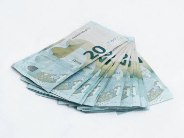 Banknotların üzerinde beyaz bir arka plan izole 20 Euro değerinde yığını