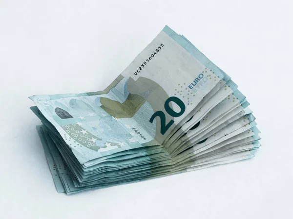 Banknotların üzerinde beyaz bir arka plan izole 20 Euro değerinde yığını — Stok fotoğraf