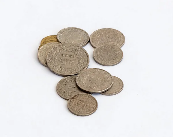 Verschillende Zwitserse munten van verschillende waarden geïsoleerd op een witte achtergrond — Stockfoto