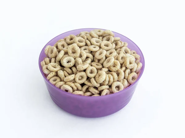 Фіолетова пластикова кругла миска середнього розміру для наповнення вільних продуктів — стокове фото