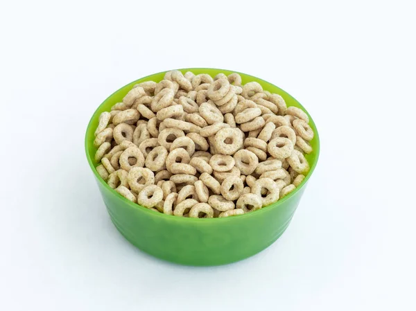 Зелена пластикова кругла миска середнього розміру для вільних продуктів, заповнених w — стокове фото
