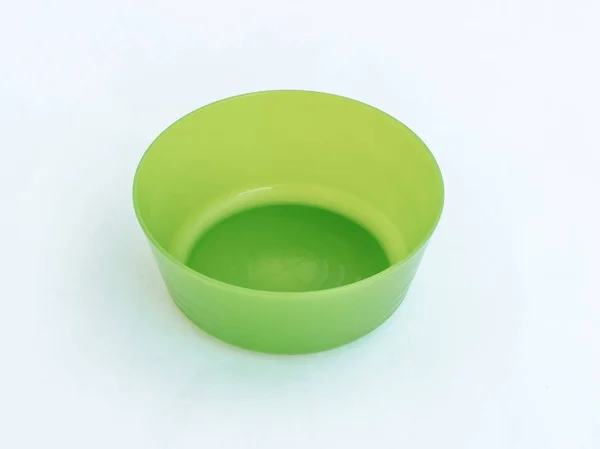 Bol rond en plastique vert de taille moyenne pour les produits en vrac isolés — Photo