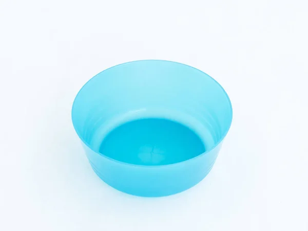 Синя пластикова кругла миска середнього розміру для вільних продуктів ізольовані — стокове фото