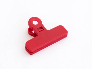 Kırmızı plastik orta boy clothespin beyaz bir arka plan üzerinde izole plastik torbalar için kapalı