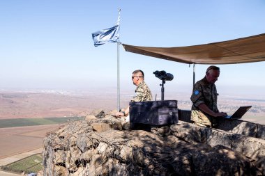 Barış Muhafızı BM kuvvetlerinden Suriye, İsrail Golan Tepeleri üzerinde Mount Bental müstahkem bir noktaya çıkmak doğru görünüyor.
