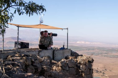 Barış Muhafızı BM kuvvetlerinden Suriye, İsrail Golan Tepeleri üzerinde Mount Bental müstahkem bir noktaya çıkmak doğru görünüyor.