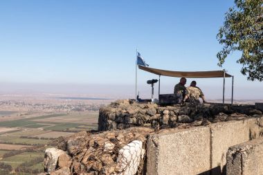 Barış Muhafızı BM kuvvetlerinden Suriye, İsrail Golan Tepeleri üzerinde Mount Bental müstahkem bir noktaya çıkmak doğru görünüyor.