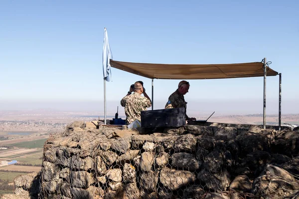 Миротворець зі складу сил ООН дивиться в бік Сирії, перебуваючи на укріпленого точки на горі Bental, на Голанські висоти в Ізраїлі. — стокове фото