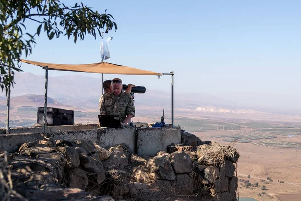 De vredeshandhaver van de VN-troepen kijkt naar Syrië, worden op een versterkte punt op Mount Bental, op de Golan-hoogvlakte in Israël. — Stockfoto