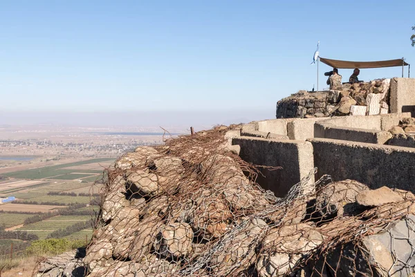 The peacekeeper from the UN forces looks toward Syria, being on a fortified point on Mount Bental, on the Golan Heights in Israel. — Stock Photo, Image