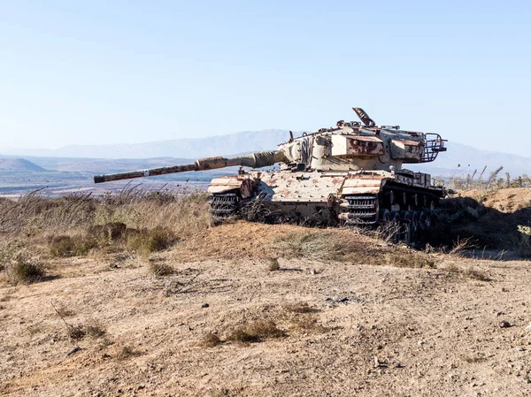 以色列坦克是在以色列戈兰高地靠近叙利亚边境的末日（赎罪日）之后发射的 — 图库照片
