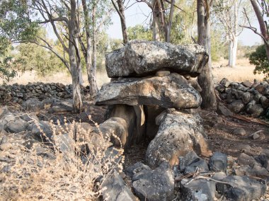 Tunç Çağı dolmen İsrail Golan Tepeleri üzerinde altıgenler havuz kenarında yer alan.