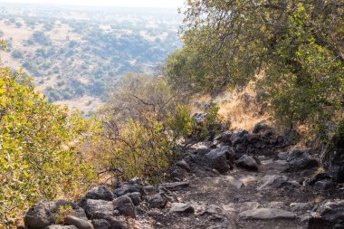 Altıgen havuza İsrail Golan Tepeleri üzerinde önde gelen bir dağ yolu