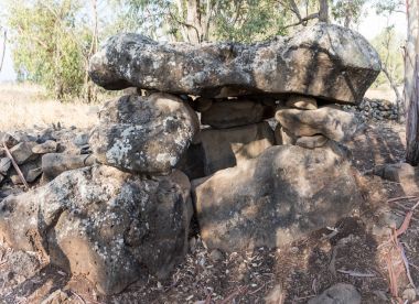 Tunç Çağı dolmen İsrail Golan Tepeleri üzerinde altıgenler havuz kenarında yer alan.