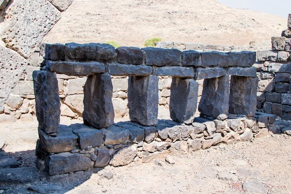 Las ruinas de la antigua ciudad hebrea Korazim (Horazin, Khirbet Karazeh), destruidas por un terremoto en el siglo IV dC, en los Altos del Golán en Israel — Foto de Stock