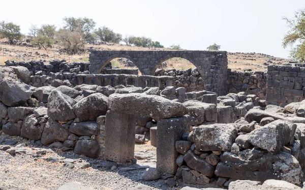 Las ruinas de la antigua ciudad hebrea Korazim (Horazin, Khirbet Karazeh), destruidas por un terremoto en el siglo IV dC, en los Altos del Golán en Israel — Foto de Stock