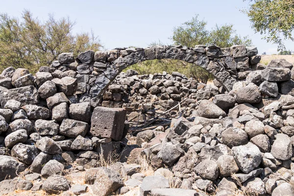 Las ruinas de la antigua ciudad hebrea Korazim (Horazin, Khirbet Karazeh), destruidas por un terremoto en el siglo IV dC, en los Altos del Golán en Israel — Foto de Stock