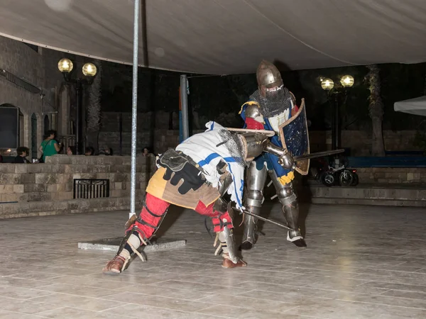 Mitglieder der Ritter von jerusalem Club in der traditionellen Rüstung eines Ritters, kämpfen nachts auf Schwertern in der Altstadt von Yafo in tel aviv-yafo, israel — Stockfoto
