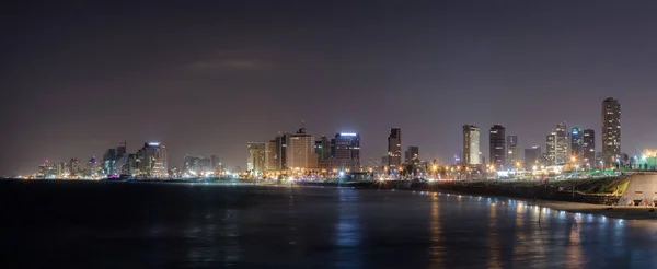 Vista panorâmica de Tel Aviv, cidade e baía à noite. Vista do calçadão da Cidade Velha Yafo, Israel — Fotografia de Stock