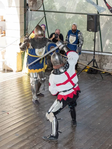 Das Duell der Ritter - Teilnehmer des Festivals "Ritter von jerusalem" in jerusalem, israel. — Stockfoto