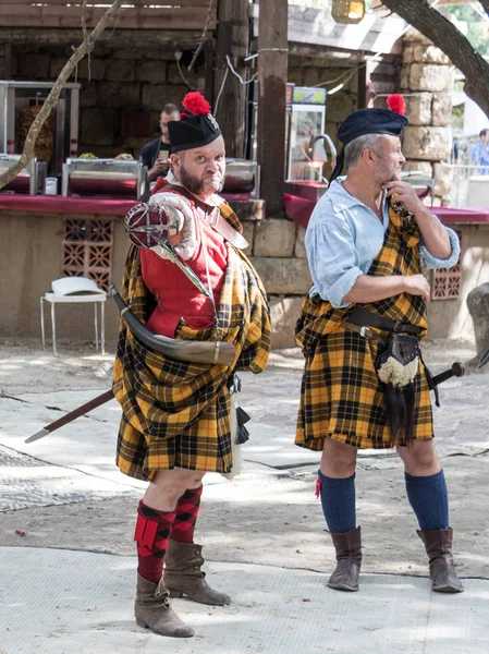 Teilnehmer des Festivals "Ritter von jerusalem" in Gestalt der schottischen Garde, die für den Fotografen in jerusalem, israel posieren. — Stockfoto