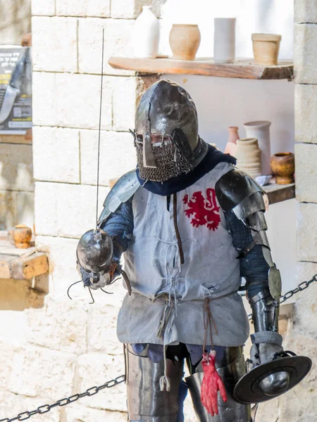 Cavaleiro - participante do festival "Cavaleiros de Jerusalém" está na lista em antecipação de um duelo em Jerusalém, Israel . — Fotografia de Stock